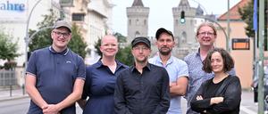 Aufgestellt: v.l.: Philipp Ziems, Jennifer Hoffmann, Arndt Sändig, Eric Blume, Nicolas Bauer, Beate Goreczko von der Fraktion Die Andere.