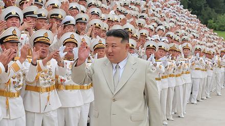 Kim Jong Un beim Besuch des Marinekommandos der Volksarmee anlässlich des Tages der Marine
