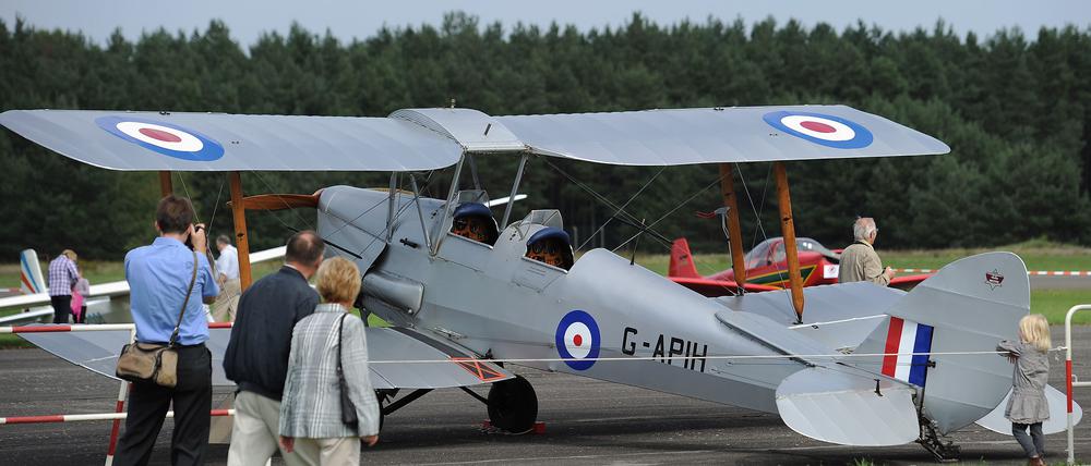 Besucher besichtigen am Samstag (17.09.2011) während des Flugplatzfestes auf dem ehemaligen Flugplatz Berlin-Gatow ein Flugzeug de Havilland D.H.82 Tiger Moth. Anlässlich des Festes sind auf dem Flugplatz seit 17 Jahren erstmals wieder Flugzeuge gestartet und gelandet. Foto: Hannibal dpa/lbn +++(c) dpa - Bildfunk+++