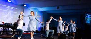 Gottesdienst mit Musik und Tanz im Internationalen Gospel Center Berlin. 