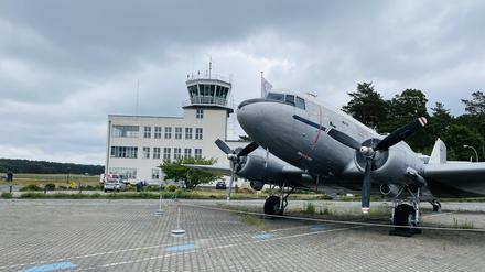 Hinten der Tower, der beim Flugplatzfest von den Lotsen genutzt wird. Ansonsten steht er leer.  