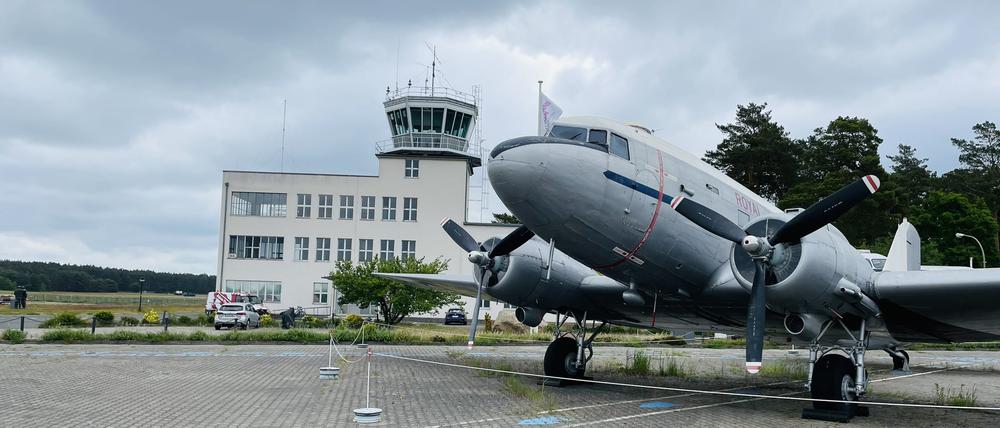 Hinten der Tower, der beim Flugplatzfest von den Lotsen genutzt wird. Ansonsten steht er leer.