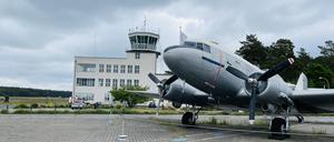 Hinten der Tower, der beim Flugplatzfest von den Lotsen genutzt wird. Ansonsten steht er leer.  