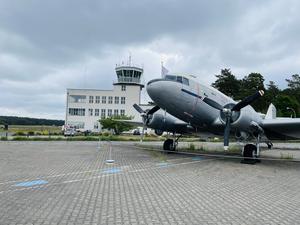 Hinten der Tower, der beim Flugplatzfest von den Lotsen genutzt wird. Ansonsten steht er leer.  