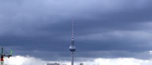 Dunkle Regenwolken hängen am Montag (09.07.2012) über dem Fernsehturm am Alexanderplatz in Berlin. Nach Angaben der Meteorologen soll sich das schauerartige Wetter auch in den kommenden Tagen in der Hauptstadt fortsetzen. Foto: Wolfgang Kumm dpa/lbn +++(c) dpa - Bildfunk+++
