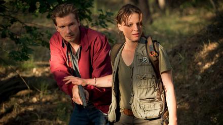 Halten Menschen für verdächtiger als Wölfe: Kommissar Laue (Jacob Matschenz) und Wildhüterin Jahnke (Maria Simon). 