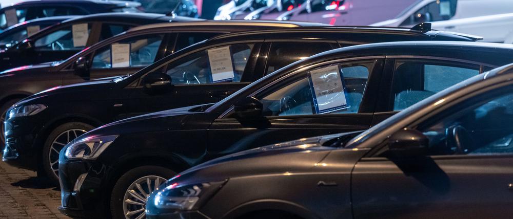 Neuwagen stehen auf dem Gelände eines Autohauses in Wittenberg. 