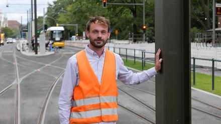 Alexandre Débant an der neuen Endhaltestelle der M10.