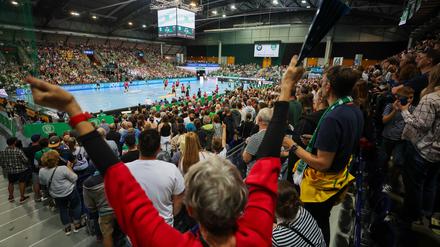 Beim ersten Montagsspiel zwischen den Füchsen und dem SC DHfK Leipzig war die Halle noch gut gefüllt.