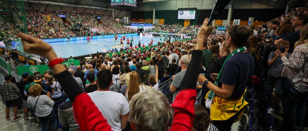 Beim ersten Montagsspiel zwischen den Füchsen und dem SC DHfK Leipzig war die Halle noch gut gefüllt.