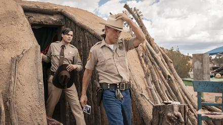 Polizist Jim Chee (Kiowa Gordon, links) und sein Vorgesetzter Joe Leaphorn (Zahn McClarnon) ermitteln im Reservat. 