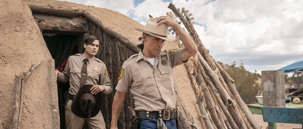 Polizist Jim Chee (Kiowa Gordon, links) und sein Vorgesetzter Joe Leaphorn (Zahn McClarnon) ermitteln im Reservat.