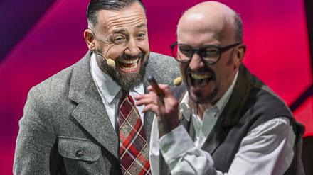 Die Schauspieler Bürger Lars Dietrich (l) als Fritz Hagedorn und Peter Nottmeier als Geheimrat Schlüter proben für die Beelitzer Festspiele das Stück Drei Männer im Schnee·.