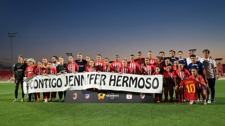 Jennifer Hermoso wird von vielen anderen Fußballerinnen unterstützt.