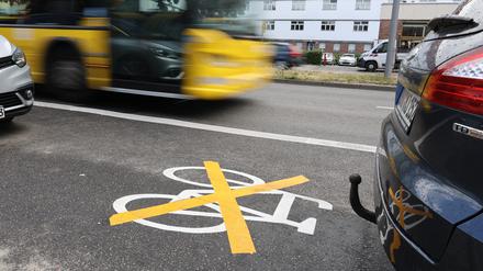 Blick auf einen fast fertigen, aber für ungültig erklärten Radweg in der Ollenhauerstraße im Bezirk Reinickendorf. 