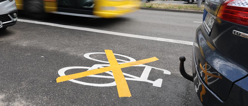 Blick auf einen fast fertigen, aber für ungültig erklärten Radweg in der Ollenhauerstraße im Bezirk Reinickendorf.