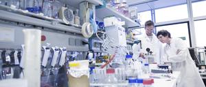 Im Life-Science-Labor kommt zwar viel Glas zum Einsatz. Doch ohne die „Verbrauchsmittel“ aus Kunststoff geht fast nichts. 