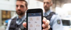 Die Polizei in Nordrhein-Westfalen hat schon länger Smartphones im Einsatz, Brandenburg zieht jetzt nach. 