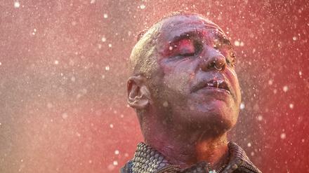 Till Lindemann, Frontsänger der deutschen Rockband Rammstein, singt in der Commerzbank-Arena. Die Band tritt hier im Rahmen ihrer «Europe Stadion Tour 2019» auf.