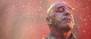 Till Lindemann, Frontsänger der deutschen Rockband Rammstein, singt in der Commerzbank-Arena. Die Band tritt hier im Rahmen ihrer «Europe Stadion Tour 2019» auf.