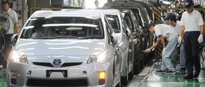 Arbeiter montieren im Toyota Werk in Toyota City in der Provinz Aichi Autos (Foto vom 05.06.2009). 