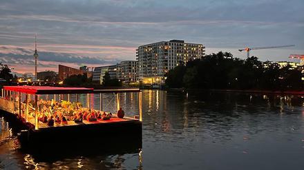 Der Sonnenuntergang über der Eventlocation lässt alles friedlich wirken.