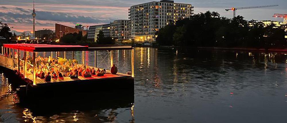 Der Sonnenuntergang über der Eventlocation lässt alles friedlich wirken.