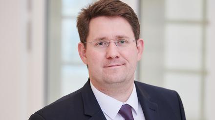 Peter Vida (Freie Wähler), Vorsitzender seiner Partei, steht während der Landtagssitzung Brandenburg im Foyer.