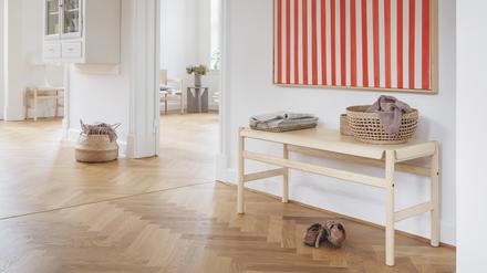 Im Flur dient die Bank „Soft Bench“ (489 Euro) vom dänischen Label Takt als Ablage.