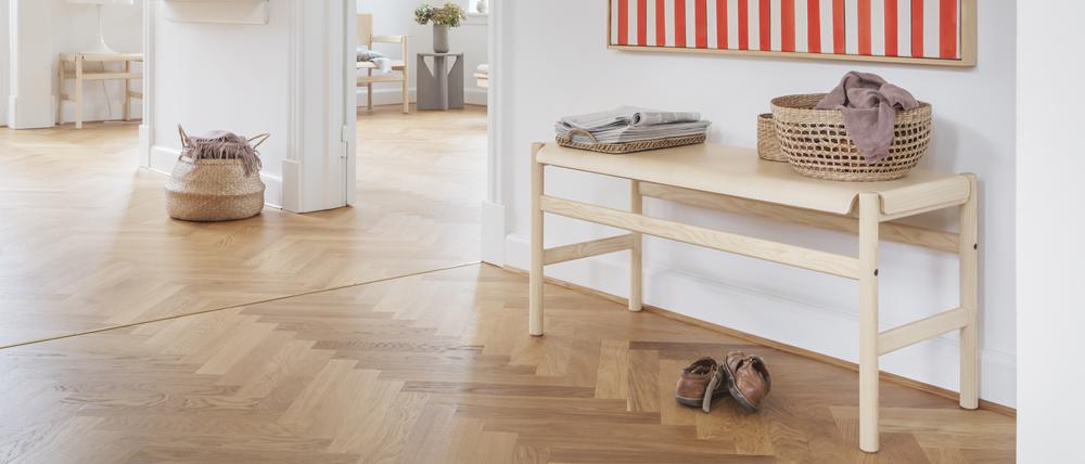 Im Flur dient die Bank „Soft Bench“ (489 Euro) vom dänischen Label Takt als Ablage.