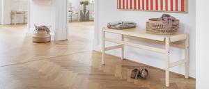 Im Flur dient die Bank „Soft Bench“ (489 Euro) vom dänischen Label Takt als Ablage.
