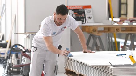 Immer mehr junge Menschen mit ausländischer Staatsangehörigkeit haben Ausbildungen in Deutschland absolviert.