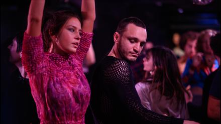Agathe (Adèle Exarchopoulos) lässt sich von der Unberechenbarkeit des egomanischen Tomas (Franz Rogowski) hinreißen.