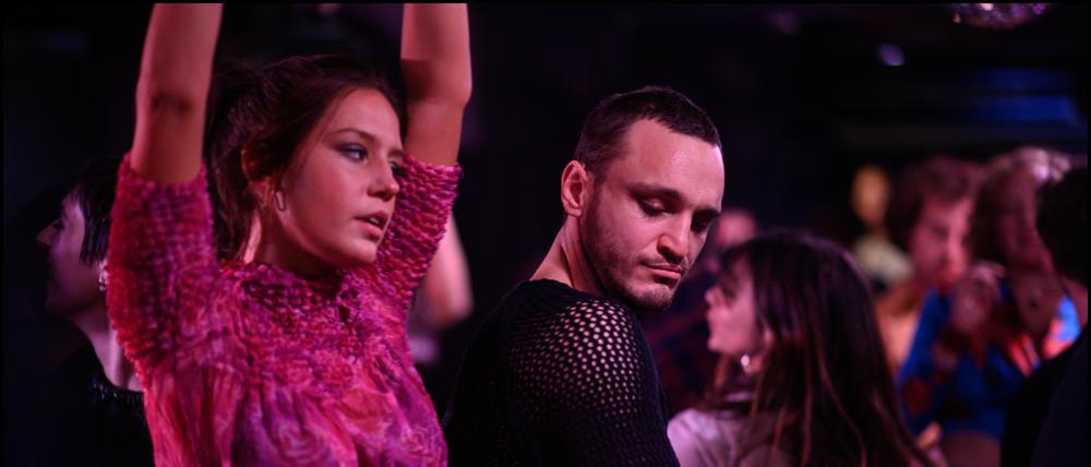 Agathe (Adèle Exarchopoulos) lässt sich von der Unberechenbarkeit des egomanischen Tomas (Franz Rogowski) hinreißen.