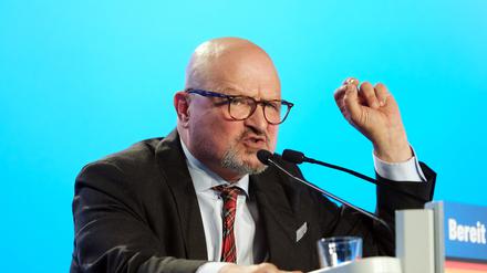 ARCHIV - 30.07.2023, Sachsen-Anhalt, Magdeburg: Antonin Brousek, Kandidat für einen Listenplatz für die Europawahl der AfD, spricht auf der AfD-Europawahlversammlung in der Messe Magdeburg. Der Berliner AfD-Abgeordnete Antonin Brousek hat die Partei verlassen. (zu dpa: «Berliner AfD-Abgeordneter Brousek verlässt Partei») Foto: Sebastian Willnow/dpa +++ dpa-Bildfunk +++