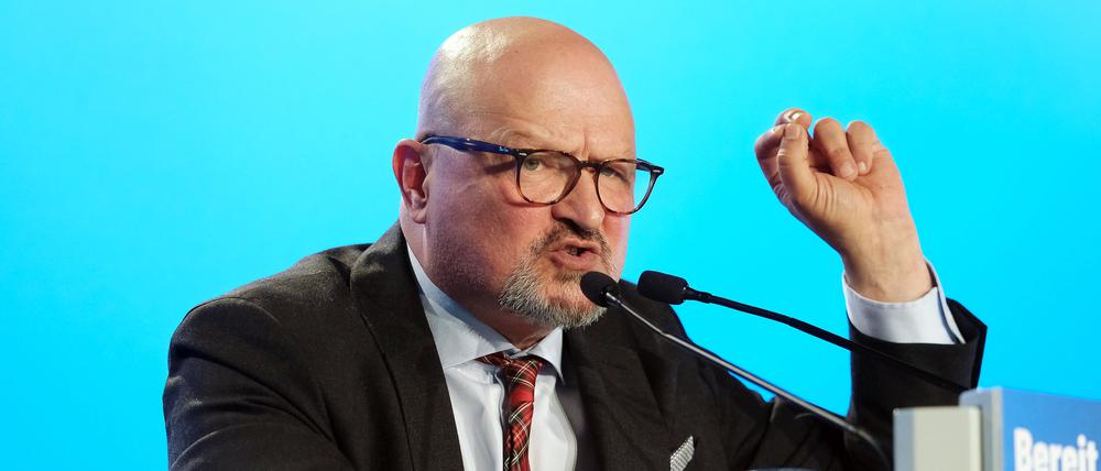 ARCHIV - 30.07.2023, Sachsen-Anhalt, Magdeburg: Antonin Brousek, Kandidat für einen Listenplatz für die Europawahl der AfD, spricht auf der AfD-Europawahlversammlung in der Messe Magdeburg. Der Berliner AfD-Abgeordnete Antonin Brousek hat die Partei verlassen. (zu dpa: «Berliner AfD-Abgeordneter Brousek verlässt Partei») Foto: Sebastian Willnow/dpa +++ dpa-Bildfunk +++