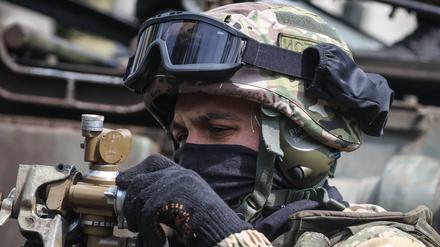 Ein Soldat des zentralen Militärbezirks der russischen Armee neben einem Mörser.