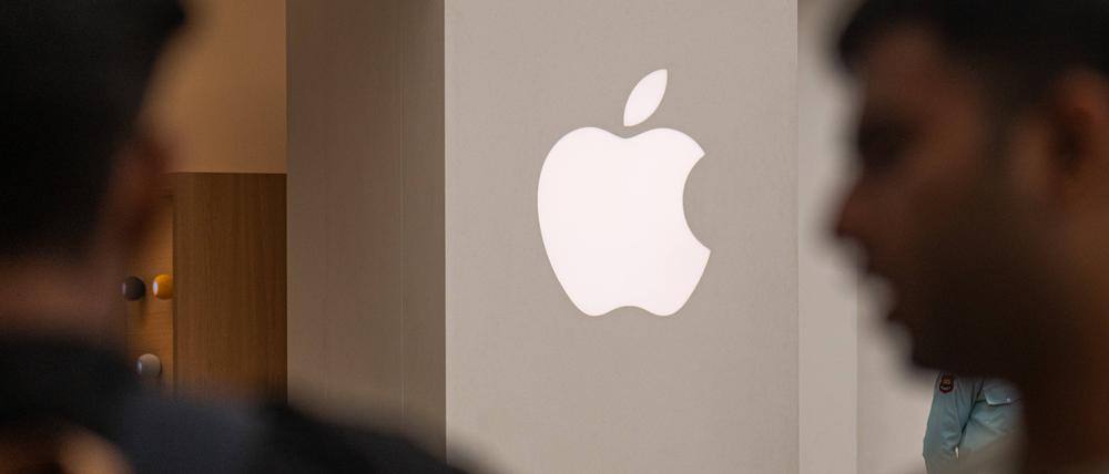 Am 20. April 2023 ist vor dem neuen Apple Inc.-Store in Neu-Delhi, Indien, ein Logo von Apple Inc. zu sehen.