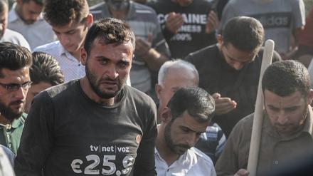 Syrer bestatten bei an einer Trauerfeier Kämpfer der von der Türkei unterstützten islamistischen Miliz Failak al-Scham, die im Nordwesten Syriens getötet wurden. 