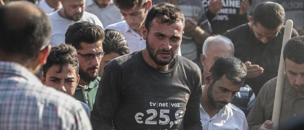 Syrer bestatten bei an einer Trauerfeier Kämpfer der von der Türkei unterstützten islamistischen Miliz Failak al-Scham, die im Nordwesten Syriens getötet wurden.