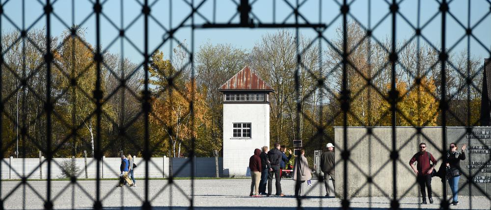 Besucher stehen am 03.11.2014 auf dem Innenhof hinter dem Tor zur KZ-Gedenkstätte in Dachau (Bayern).