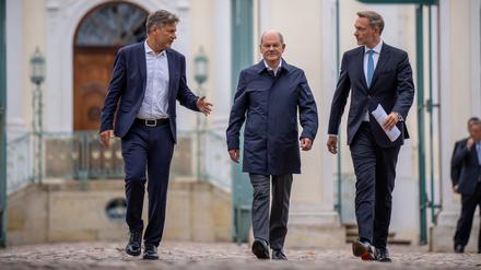 Brandenburg, Meseberg: Bundeskanzler Olaf Scholz (SPD, M) zwischen Christian Lindner (FDP, l), Bundesminister der Finanzen, und Robert Habeck (Bündnis 90/Die Grünen, r), Bundesminister für Wirtschaft und Klimaschutz.