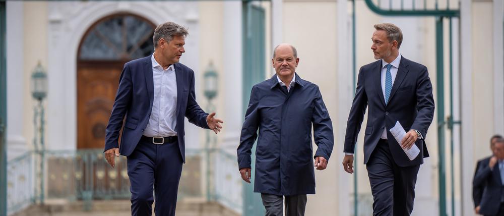 Brandenburg, Meseberg: Bundeskanzler Olaf Scholz (SPD, M) zwischen Christian Lindner (FDP, l), Bundesminister der Finanzen, und Robert Habeck (Bündnis 90/Die Grünen, r), Bundesminister für Wirtschaft und Klimaschutz.
