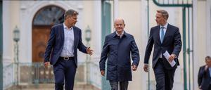 Brandenburg, Meseberg: Bundeskanzler Olaf Scholz (SPD, M) zwischen Christian Lindner (FDP, l), Bundesminister der Finanzen, und Robert Habeck (Bündnis 90/Die Grünen, r), Bundesminister für Wirtschaft und Klimaschutz.