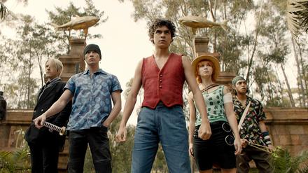 Das Ensemble der Live-Action-Serie „One Piece“ in einem Szenenbild.