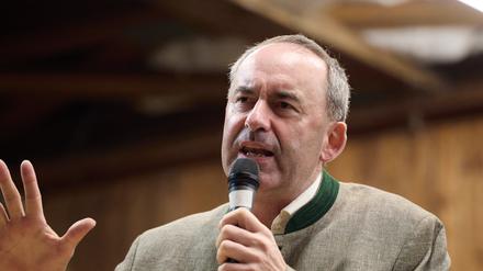 Hubert Aiwanger (Freie Wähler), Wirtschaftsminister von Bayern, hält am Politischen Abend auf dem Herbstfest Steinbrünning eine Rede.