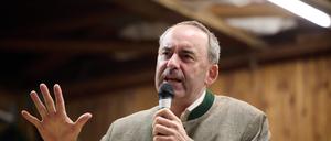 Hubert Aiwanger (Freie Wähler), Wirtschaftsminister von Bayern, hält am Politischen Abend auf dem Herbstfest Steinbrünning eine Rede.
