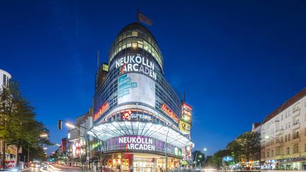 Die Neuköllner Arkaden in Berlin bei Nacht.