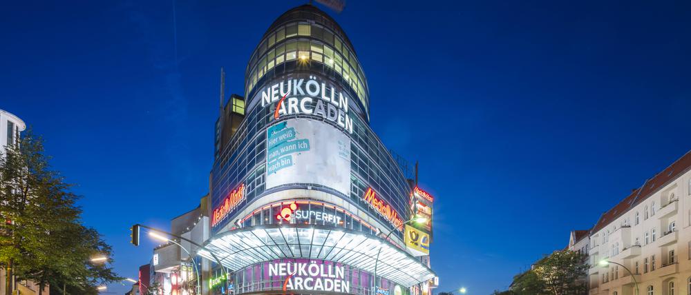 Die Neuköllner Arkaden in Berlin bei Nacht.