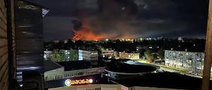 Rauchschwaden über der Stadt Pskow nach einem Drohnenangriff auf einen Flugplatz
